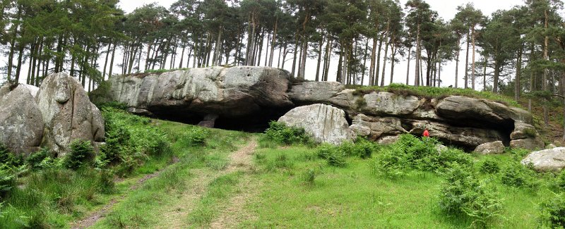 st cuthberts cave.jpg - St. Cuthbert's cave. De legende verteld dat de monniken het lichaam van St. Cuthbert van Holy island landinwaarts brachten om te zorgen dat het niet in handen van de Vikingen viel. De eerste plek waar ze St. Cuthbert te rusten legden was in deze grot.